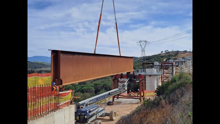 E78 Grosseto-Siena, le immagini del varo delle travi metalliche del nuovo viadotto lungo 475 metri