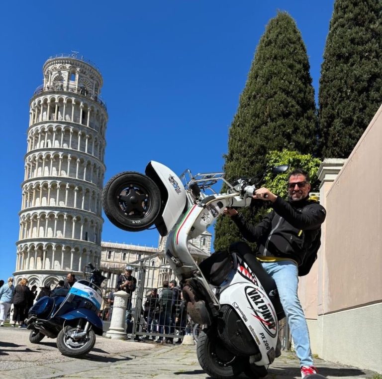 Vespa, mito a due ruote senza tempo. Toscana invasa dai club di tutto il mondo