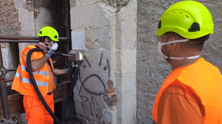 Scritte sui muri e lotta al degrado. A Pisa speciale macchina pulitrice