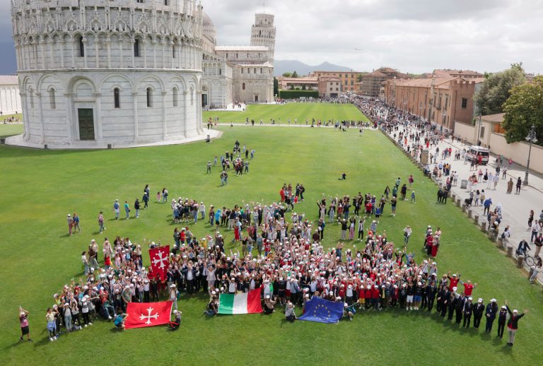 500 studenti in piazza dei Miracoli per celebrare gli 850 anni della Torre