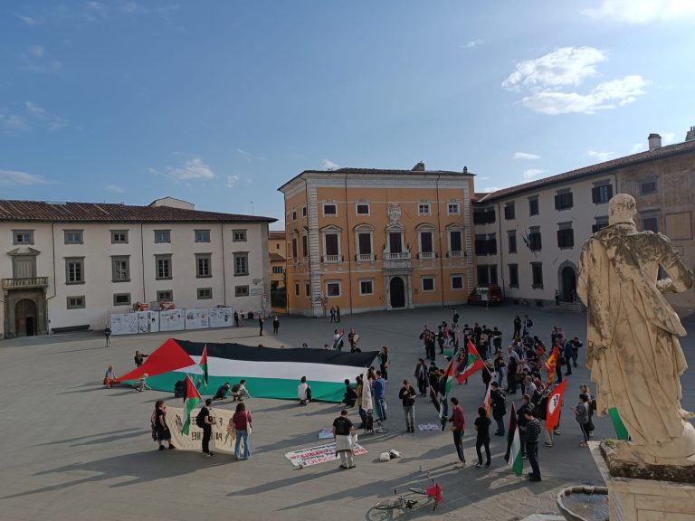 Pisa, lungarni occupati dagli studenti pro Palestina: disagi alla circolazione