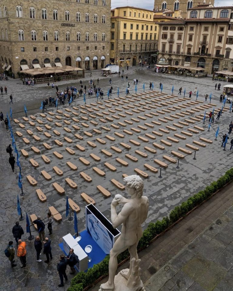 Flashmob della Uil per i morti sul lavoro: 203 bare in piazza della Signoria