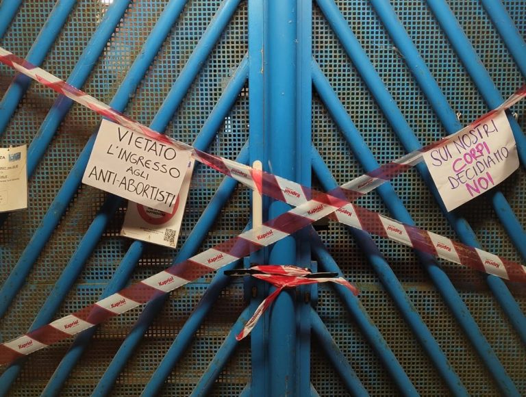 Firenze, flash mob nei consultori: slogan contro gli antiabortisti