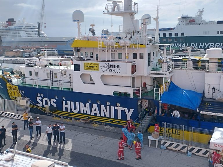 Sos Humanity lancia allarme: “Marina di Carrara porto troppo lontano”. A bordo 195 persone