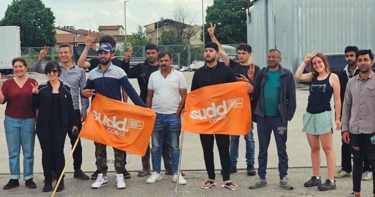 Sul tetto contro procedura di licenziamento: la protesta degli operai di Montblanc