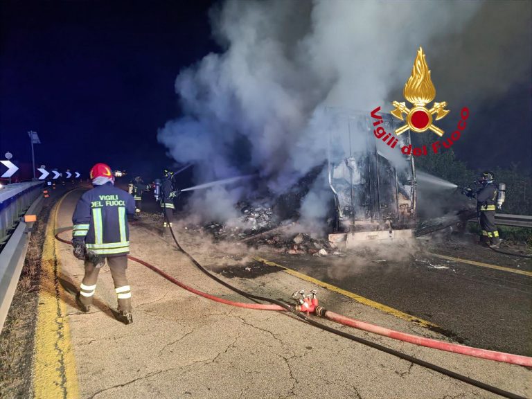 Tir prende fuoco nella notte, fino a 11 chilometri di coda sull’A1: in via di ripristino la circolazione