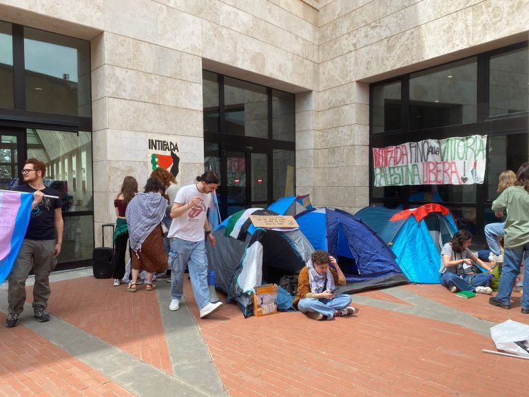 Stop a collaborazione con Israele: l’acampada degli studenti senesi