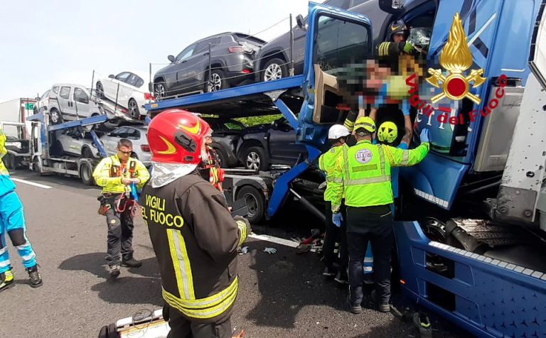 Maxi tamponamento sull’A1: due morti e code chilometriche. Strada chiusa in direzione nord