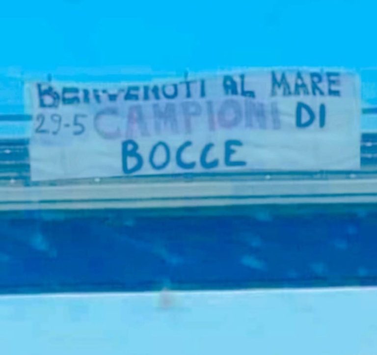 Sfottò contro la Fiorentina lungo la Fi-Pi-Li dopo la finale persa. ‘Benvenuti al mare’