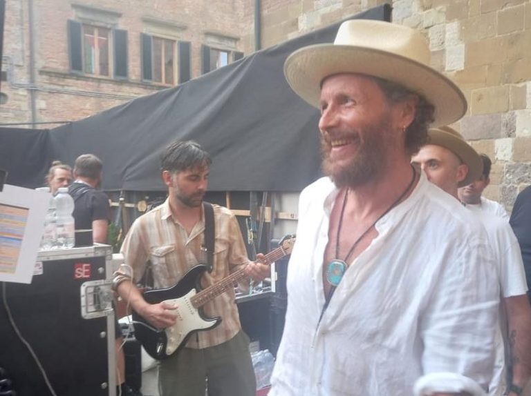 Jovanotti e Beth Ditto con i Gossip sul palco di Casole. Svelato il Festival segreto di Rick Rubin