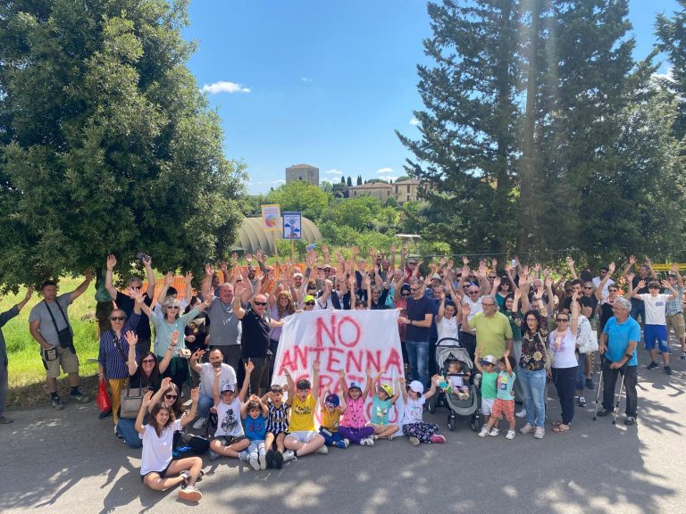 Manifestazione contro l’antenna 5G di Ville di Corsano: decine di cittadini in strada