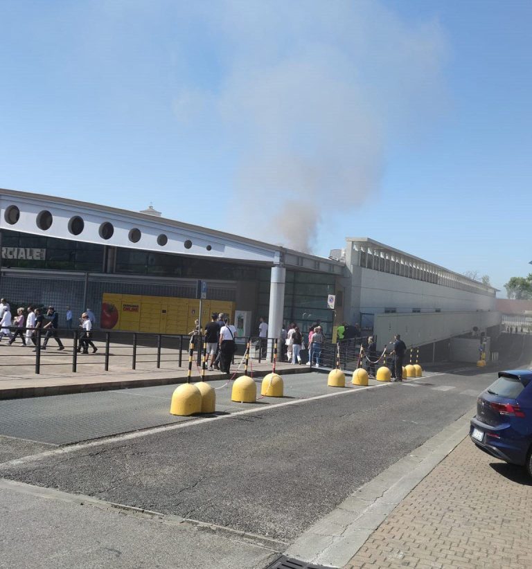 Incendio all’Esseluga di Sesto Fiorentino: vigili del fuoco in azione. Giani: “Nessun ferito”