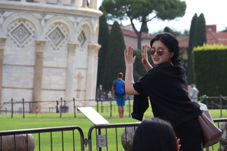 Toni Servillo e Francesco Meli celebrano la Torre di Pisa. Il programma dei festeggiamenti degli 850 anni