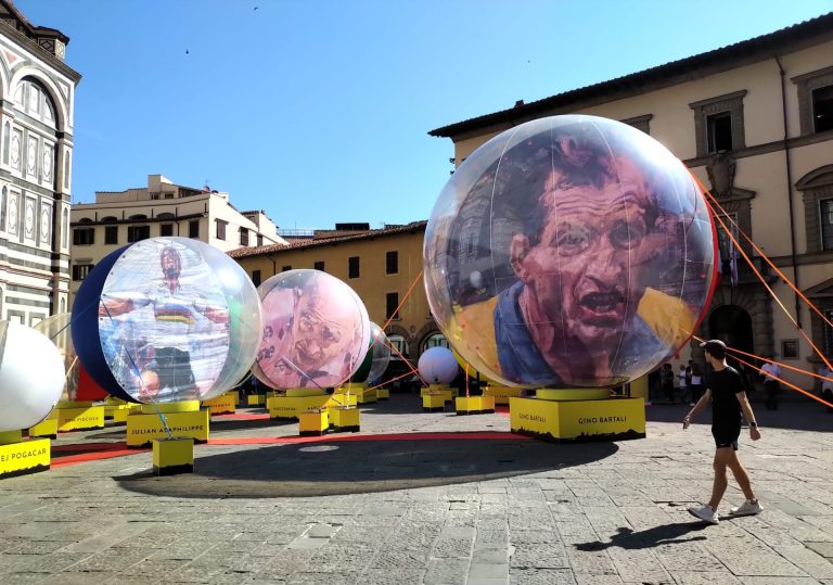 Firenze, in piazza Duomo le mega-biglie di Kopinski: celebrati i campioni del Tour de France