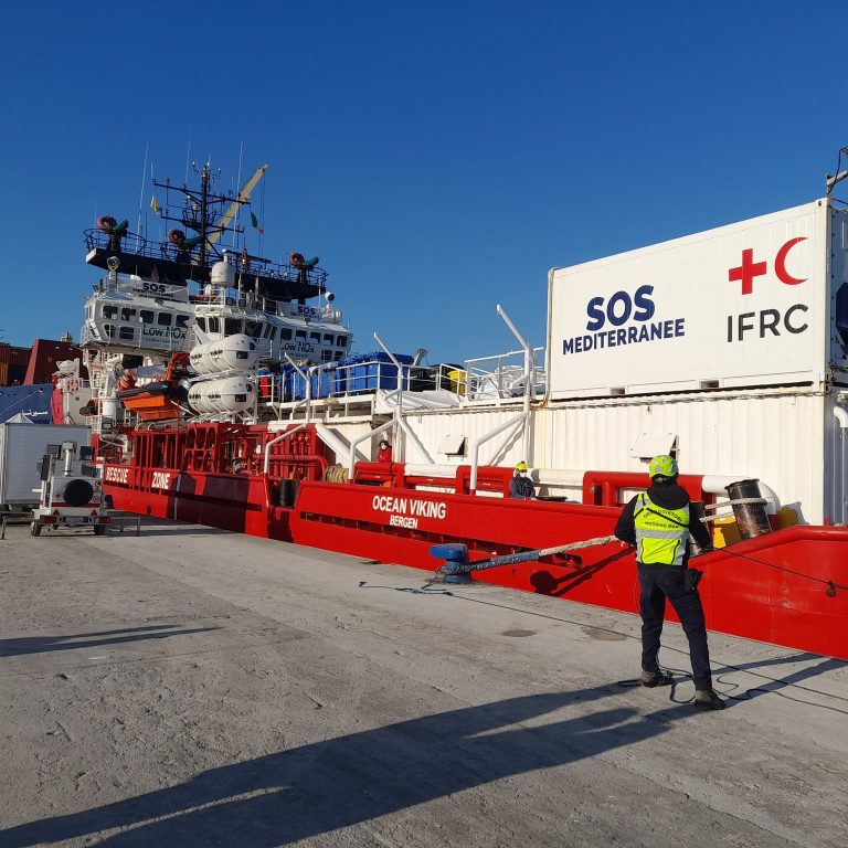 L’Ocean Viking a Marina di Carrara con 64 migranti: quarto sbarco nel 2024