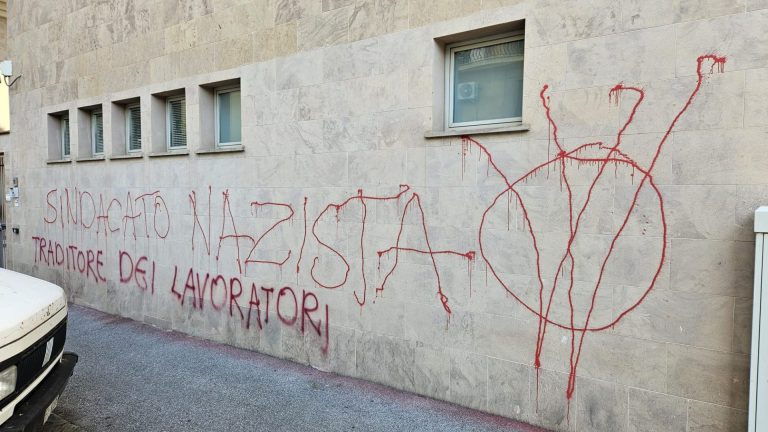Firenze, imbrattata la sede della Cisl: “Il nostro impegno va avanti”