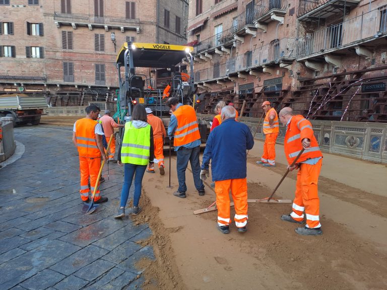 Palio di Siena. Iniziate le operazioni di stesura del tufo in piazza del Campo