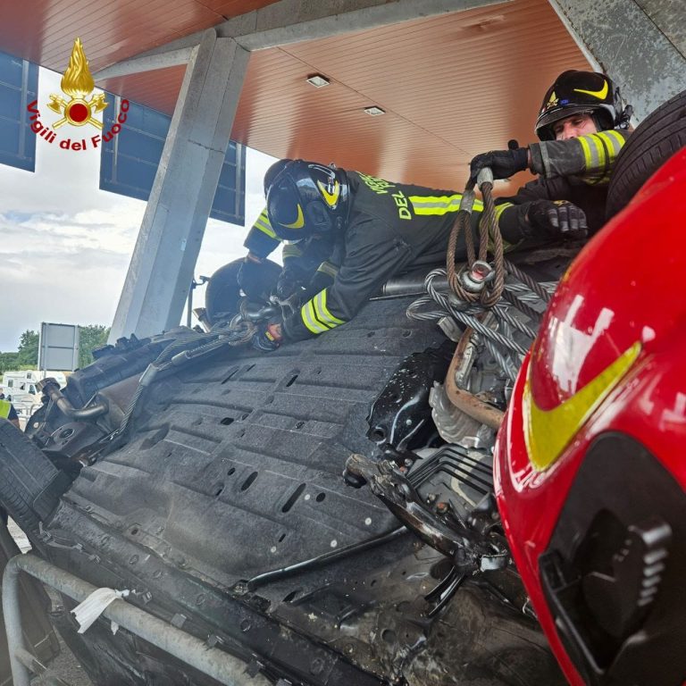 Incidente al casello autostradale di Rosignano, tre morti e sei feriti