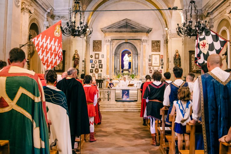 Festa del Barbarossa: il solenne Corteo con l’offerta dei Ceri alla Madonna di Vitaleta e la benedizione degli alfieri, dei tamburini e degli arcieri