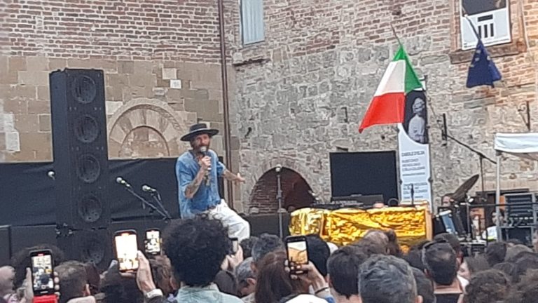 A Casole d’Elsa Jovanotti torna sul palco e canta ‘Ragazzo fortunato’