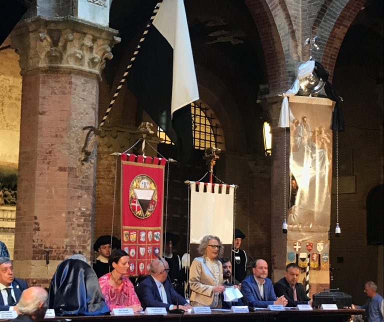 Palio di Siena. Svelato il Drappellone di Giovanni Gasparro accompagnato da un lungo applauso