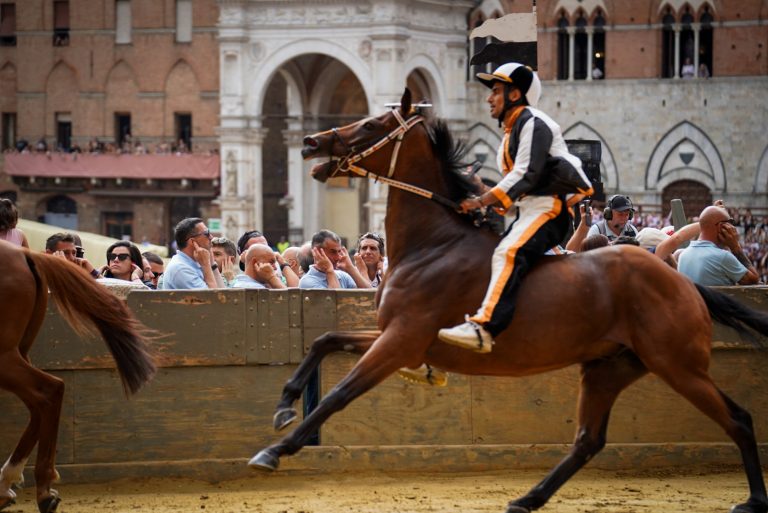 Palio di Siena. La Contrada della Lupa vince la seconda prova