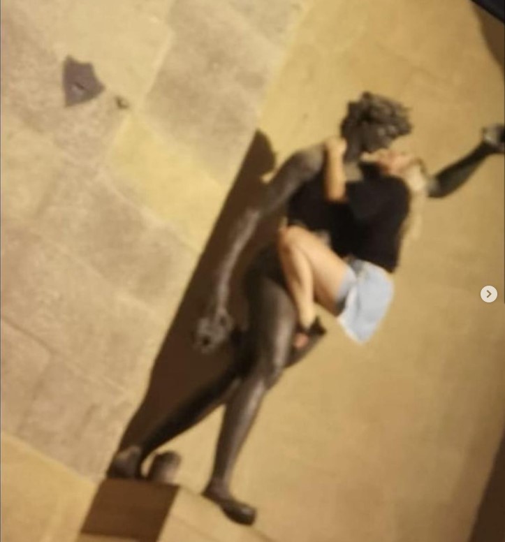 Mima atti sessuali con una statua del Giambologna. I commenti del web: “S’è attaccata ai lilli di’ lallo”
