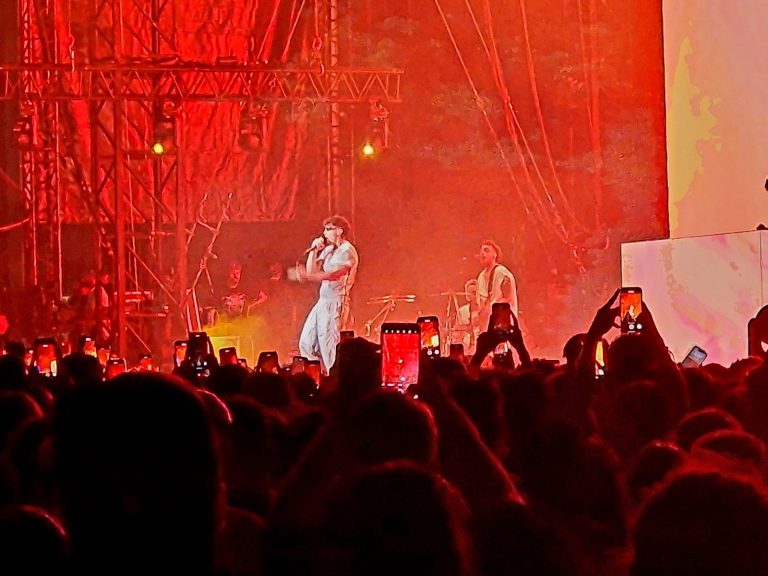 Lucca Summer Festival. Tedua fa cantare i fan. In undicimila in piazza Napoleone