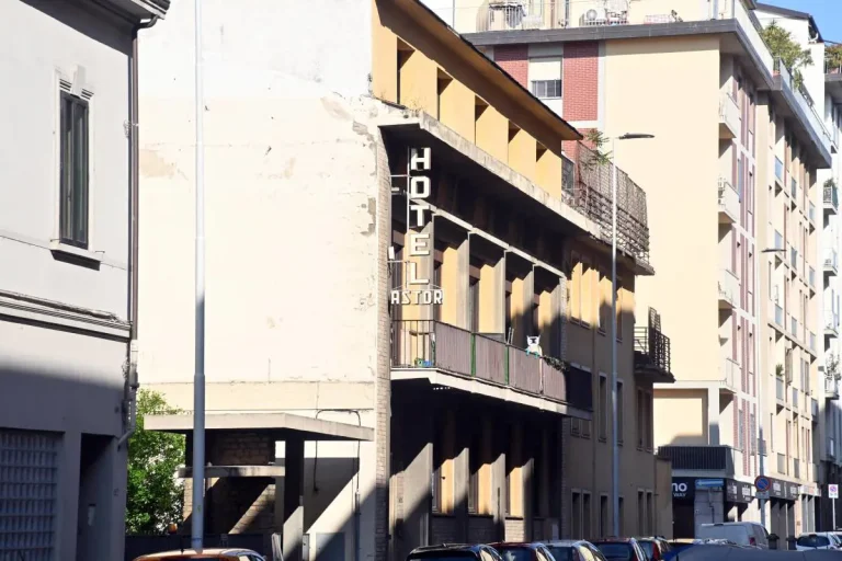Rinviate a giudizio quattro persone per il racket delle camere nell’ex hotel Astor: c’è anche lo zio di Kata