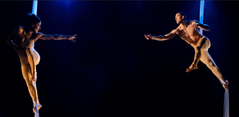 Out of Balance. La performance acrobatica con 50 danzatori che coniuga musica e danza aerea