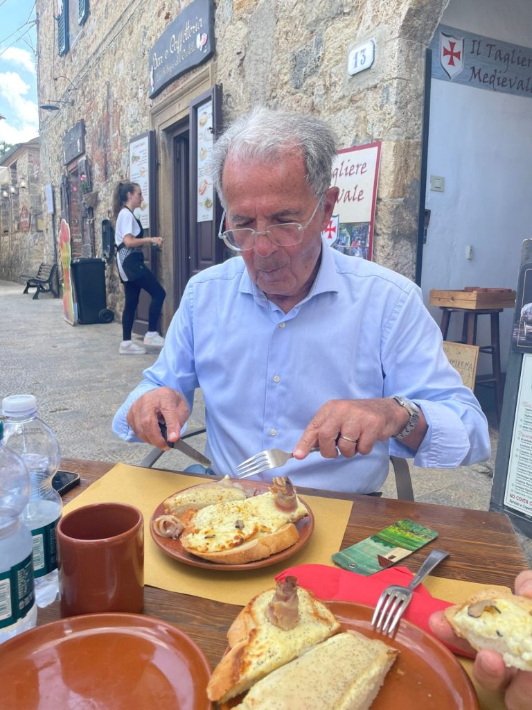 Sosta a Monteriggioni per Romano Prodi: l’ex premier con la Francigena nel cuore