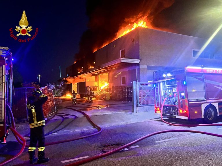 Prato, distrutto dalla fiamme un capannone del Macrolotto 2: vigili del fuoco ancora al lavoro per spegnere l’incendio