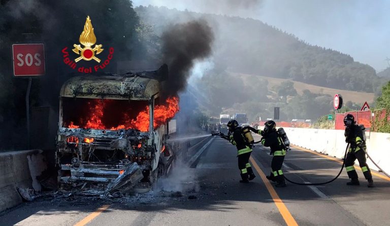 Tir a fuoco sull’A1: circolazione in tilt sull’autostrada