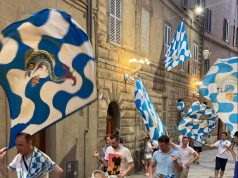 Palio di Siena. Il giubilo del Popolo dell’Onda