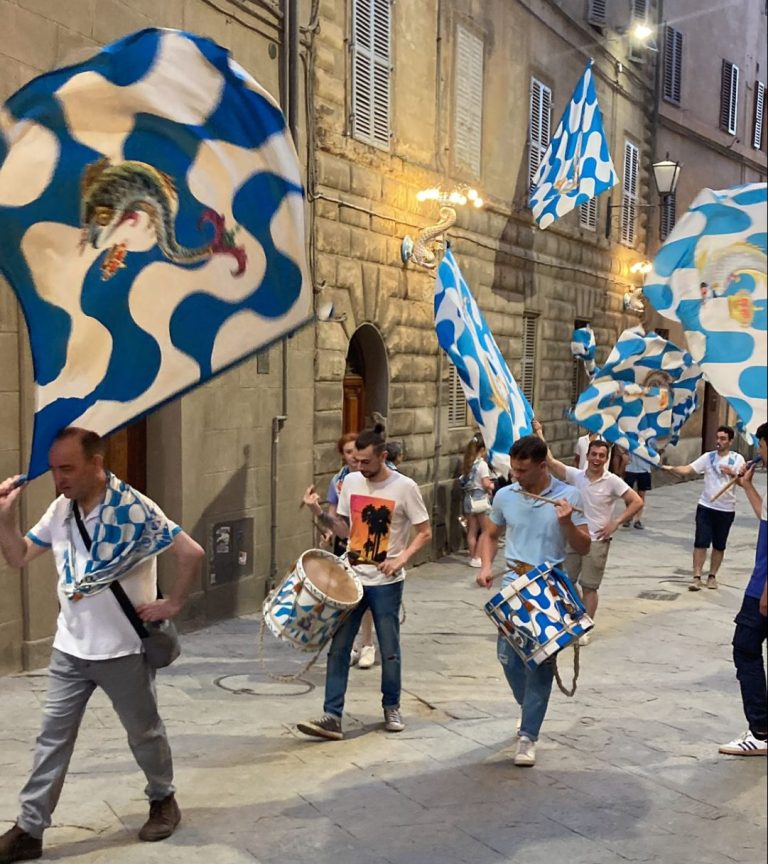 Palio di Siena. Il giubilo del Popolo dell’Onda