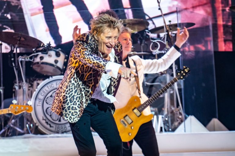 Il  rock ancora impegnato di Rod Stewart per Ucraina e diritti civili incanta gli ottomila di Lucca