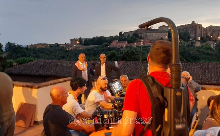 Stanley Tucci in Italy, viaggio culinario in cinque regioni su National Geographic. A luglio scorso le riprese nelle cucine del Palio di Siena