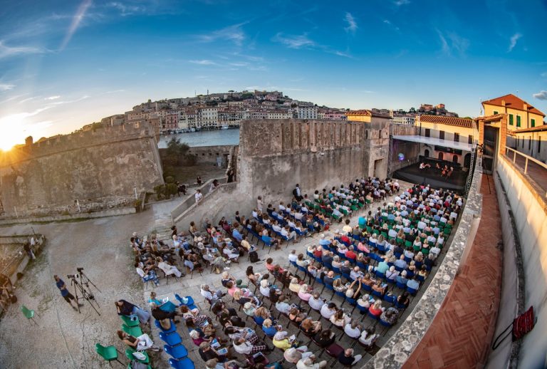 Omaggio a Abbado. L’Elba Isola musicale festival apre con il piano di Martha Argerich