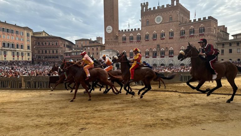 Palio di Siena. La Contrada del Leocorno vince la ‘Provaccia’