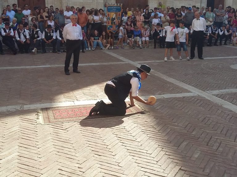 A Pienza la 62^ Fiera del Cacio. Ultimo atto, il Gioco del Cacio al fuso