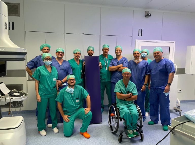 Massa, impiantata valvola aortica senza aprile il torace: innovativo intervento all’Ospedale del Cuore