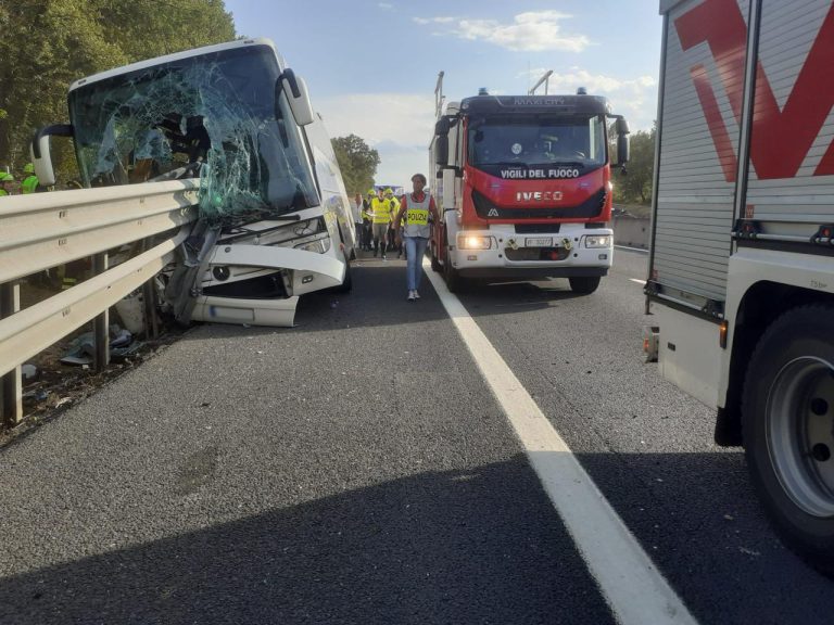 Arezzo, aperto fascicolo per omicidio stradale per l’incidente del pullman: dimessi tutti i feriti