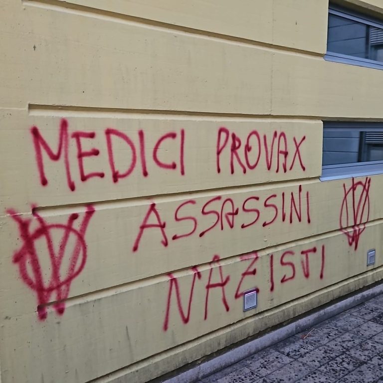 Capannori, scritte no vax sui muri del centro sanitario. L’Asl: “Atto di disprezzo per tutta la comunità”