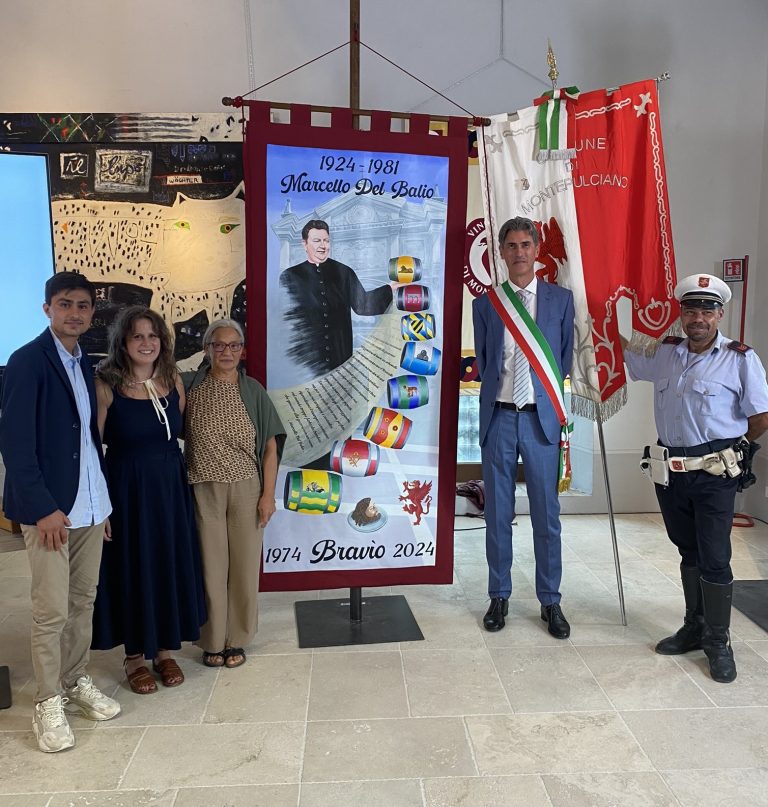 Svelato il panno del Bravìo delle Botti 2024. Realizzato da Manuela Petti, celebra i 50 anni della festa