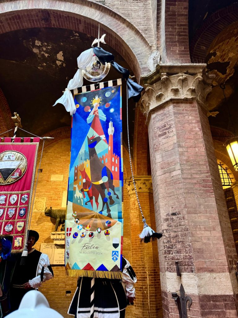 Palio di Siena, tutti i colori di Guasco. Applausi per il Drappellone