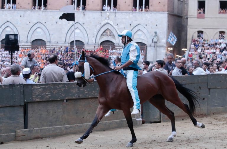 Palio di Siena, la Contrada dell’Onda vince la prova generale