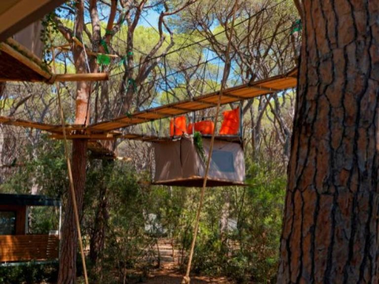 In Maremma si dorme a cinque metri di altezza sospesi tra gli alberi