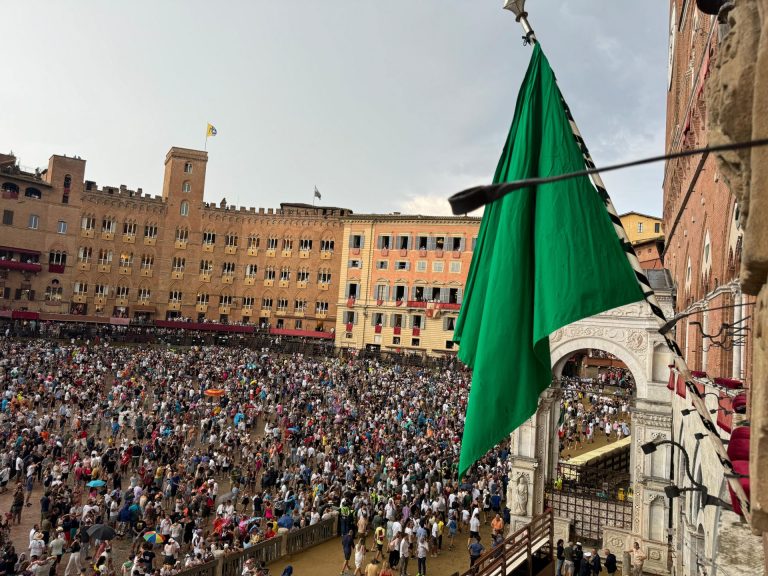 Palio di Siena, ancora pioggia su Piazza del Campo. Bandiera verde e Carriera rinviata