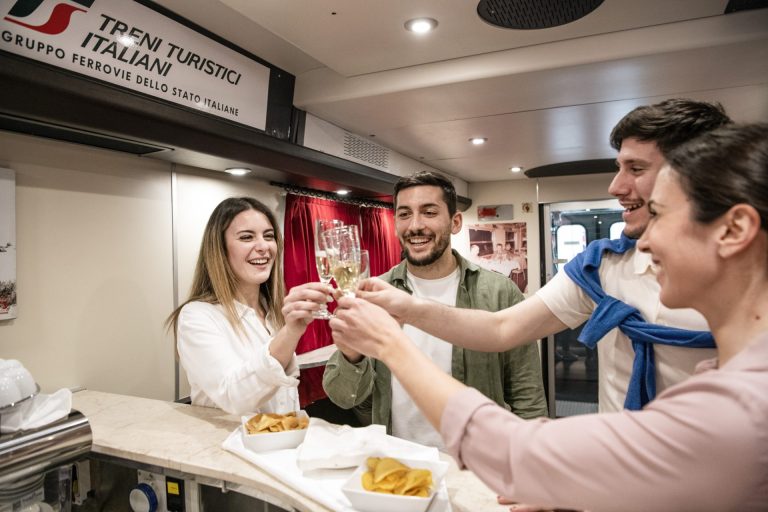Espresso Versilia. Trenitalia lancia il servizio turistico da Milano alla costa toscana