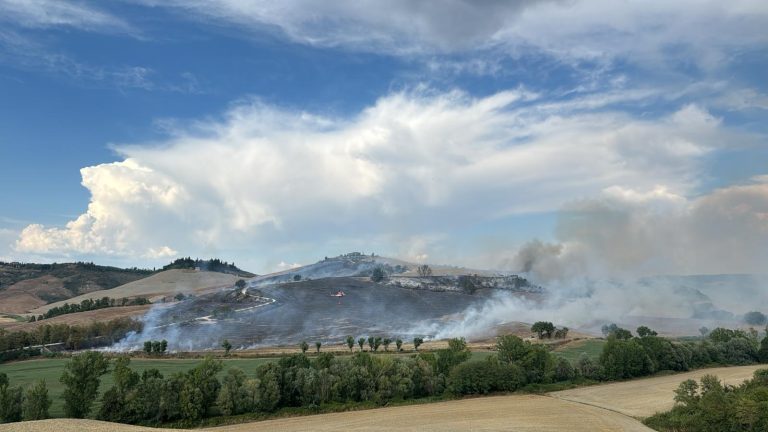 Incendio a Monte Sante Marie ad Asciano. Elicotteri dei Vigili del fuoco in azione